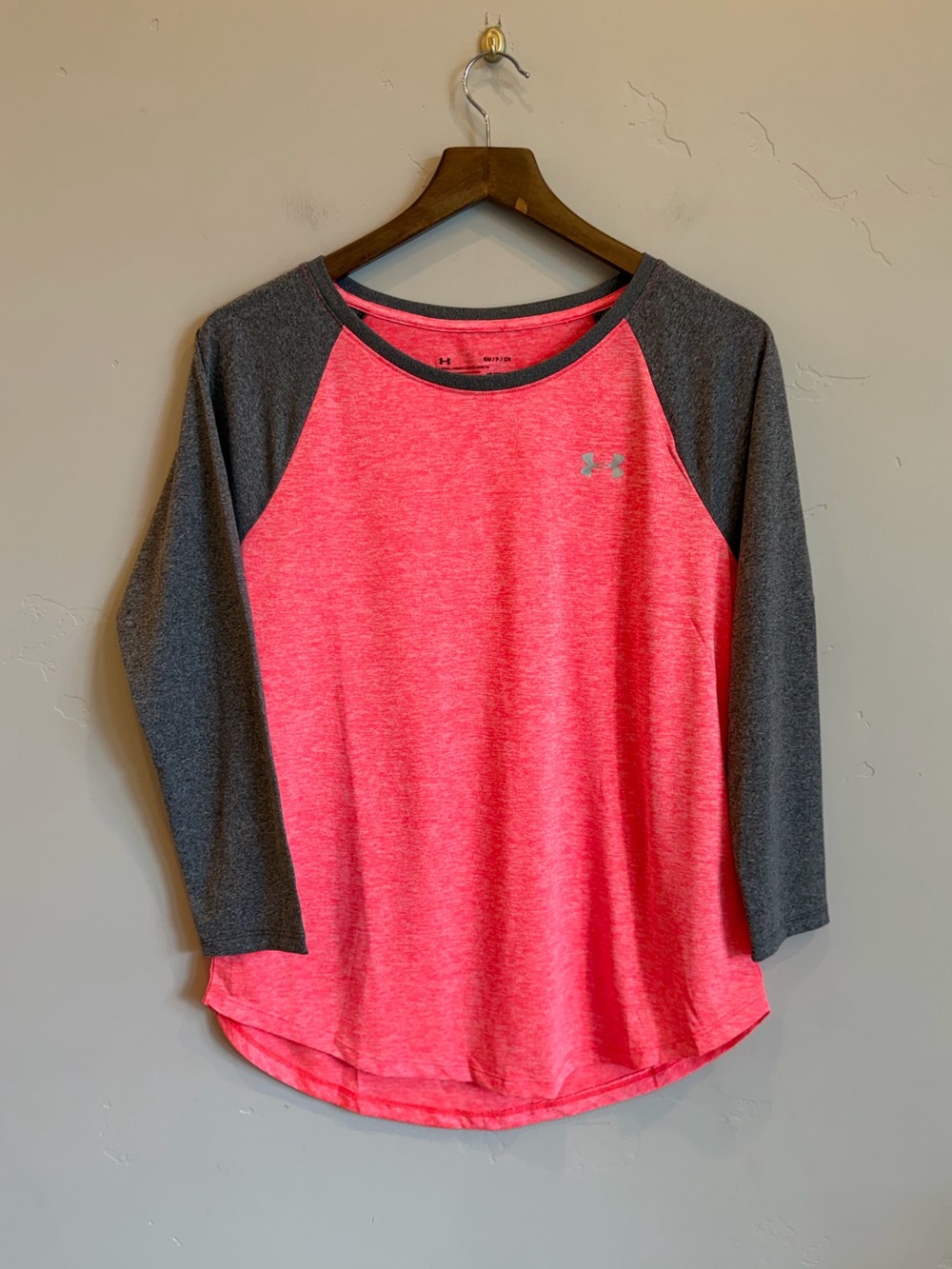 UNDER ARMOUR Heathered Pink & Gray Baseball Sleeve Heat Gear Top